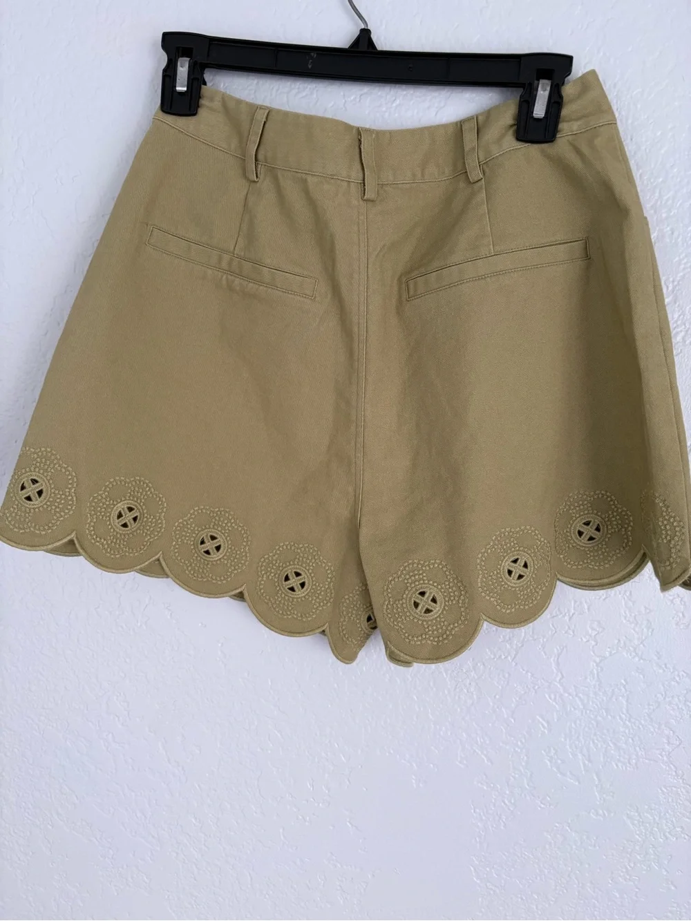 ❤️NEW entro Olive Scalloped Eyelet High-Waist Shorts